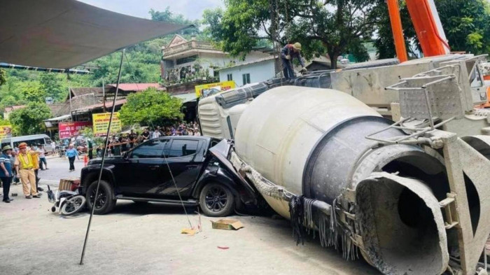 Lào Cai: Danh tính 3 người trong gia đình đi xe máy tử vong vụ xe bồn bê tông lật trên quốc lộ 4D - Ảnh 1.