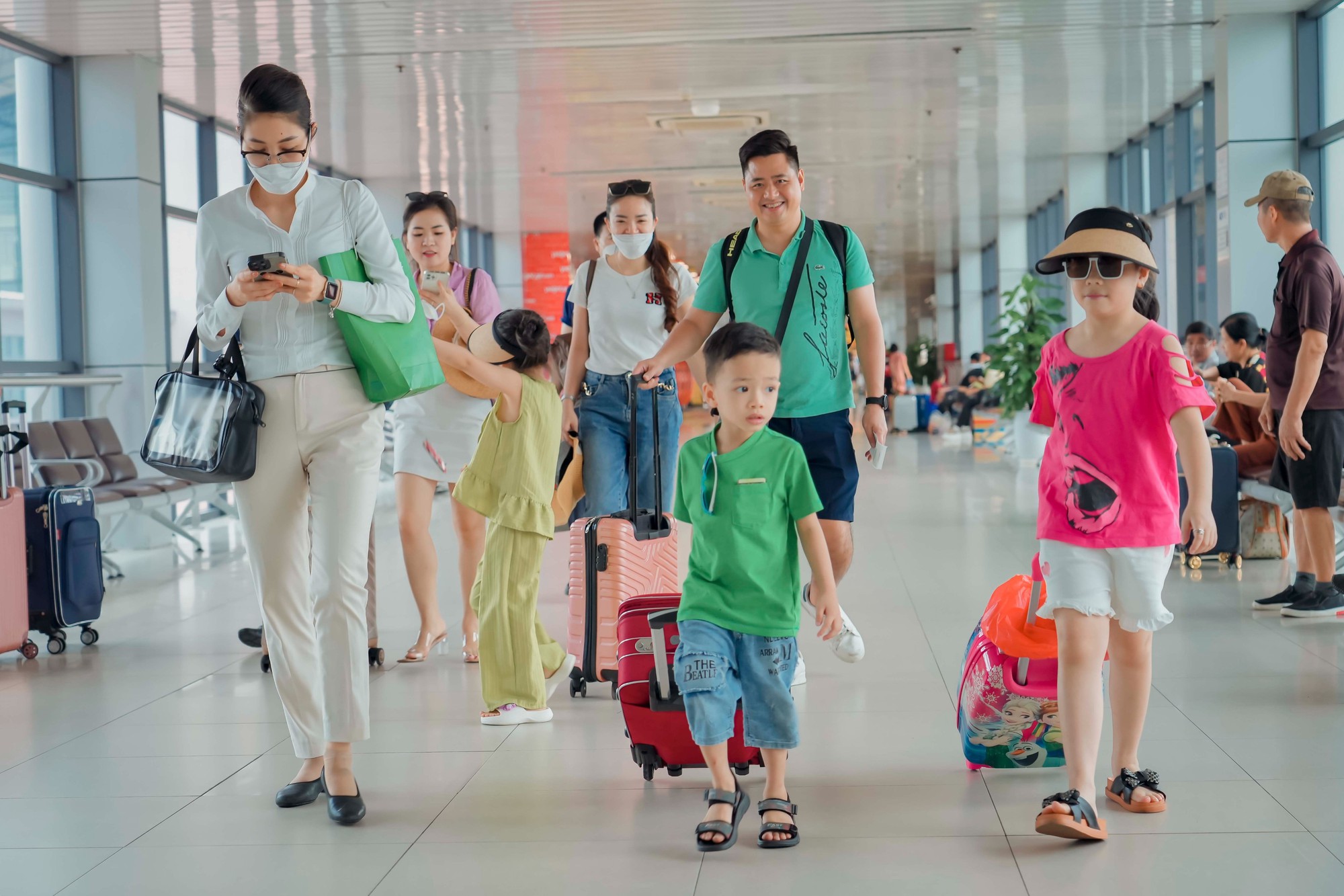 Cận cảnh Cảng hàng không Quốc tế Nội Bài đón lượng khách tăng cao dịp hè - Ảnh 1.