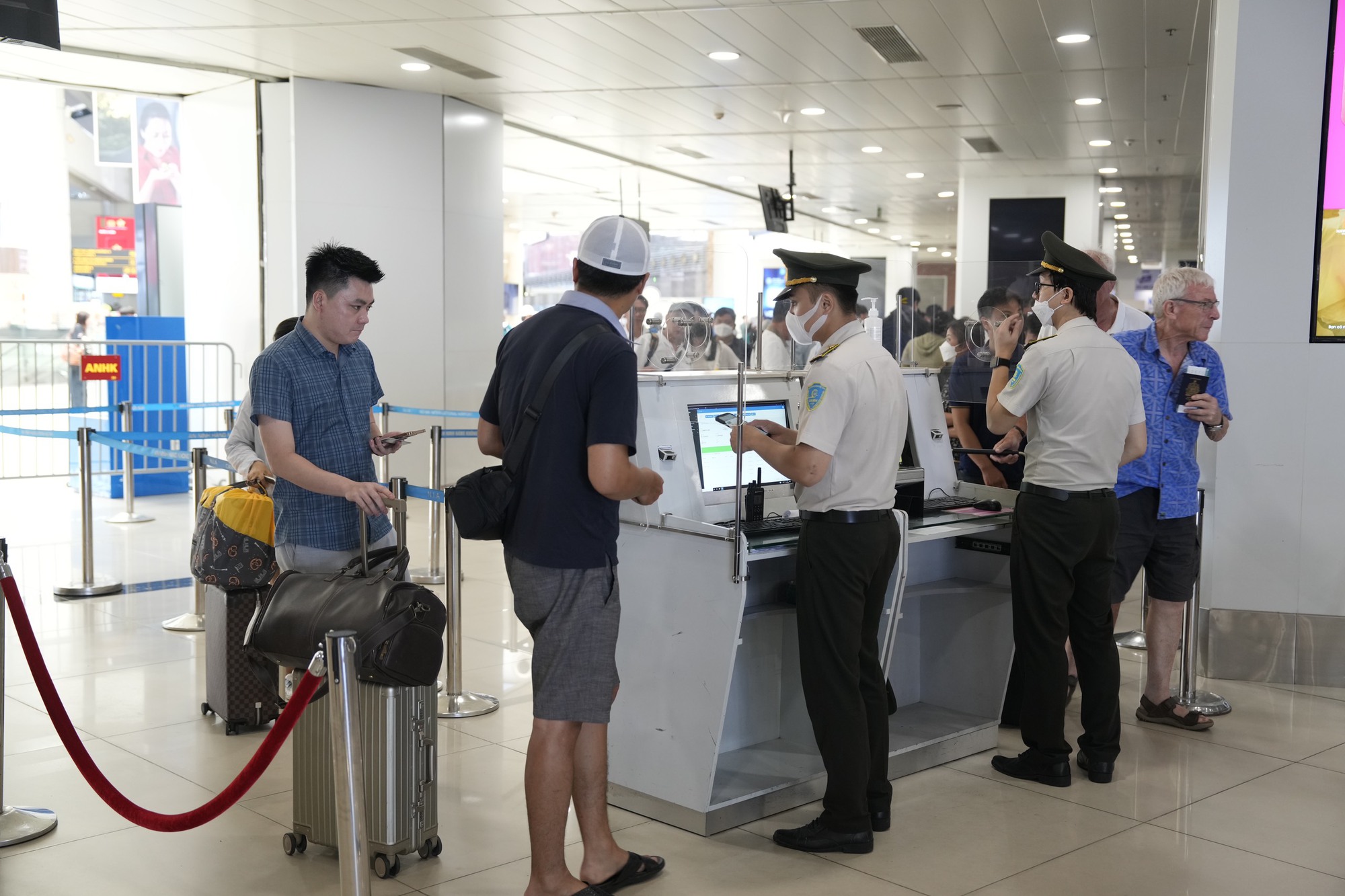 Cận cảnh Cảng hàng không Quốc tế Nội Bài đón lượng khách tăng cao dịp hè - Ảnh 7.