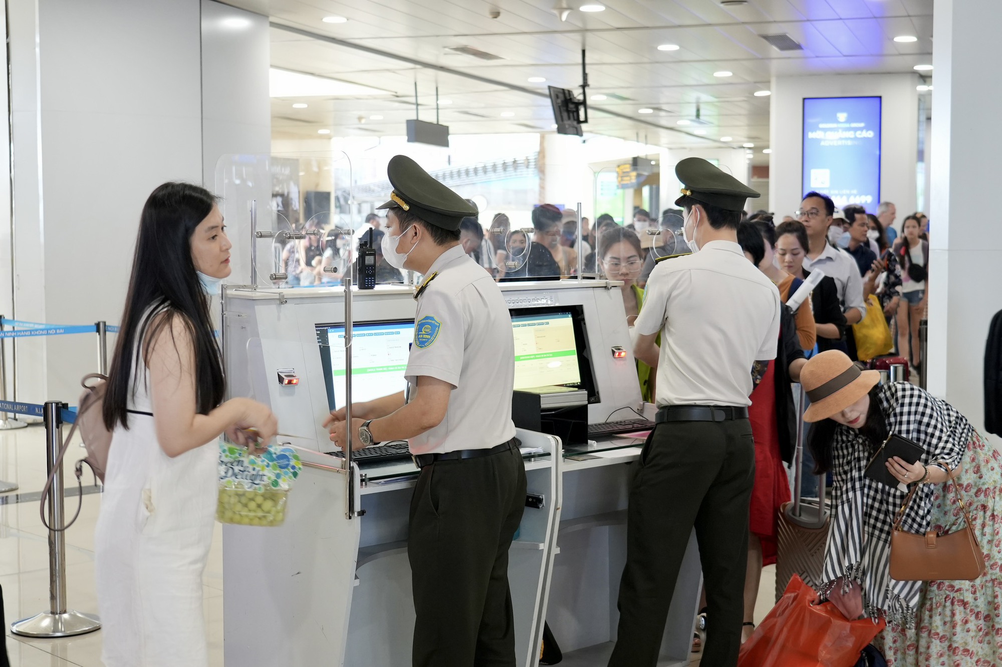 Cận cảnh Cảng hàng không Quốc tế Nội Bài đón lượng khách tăng cao dịp hè - Ảnh 9.