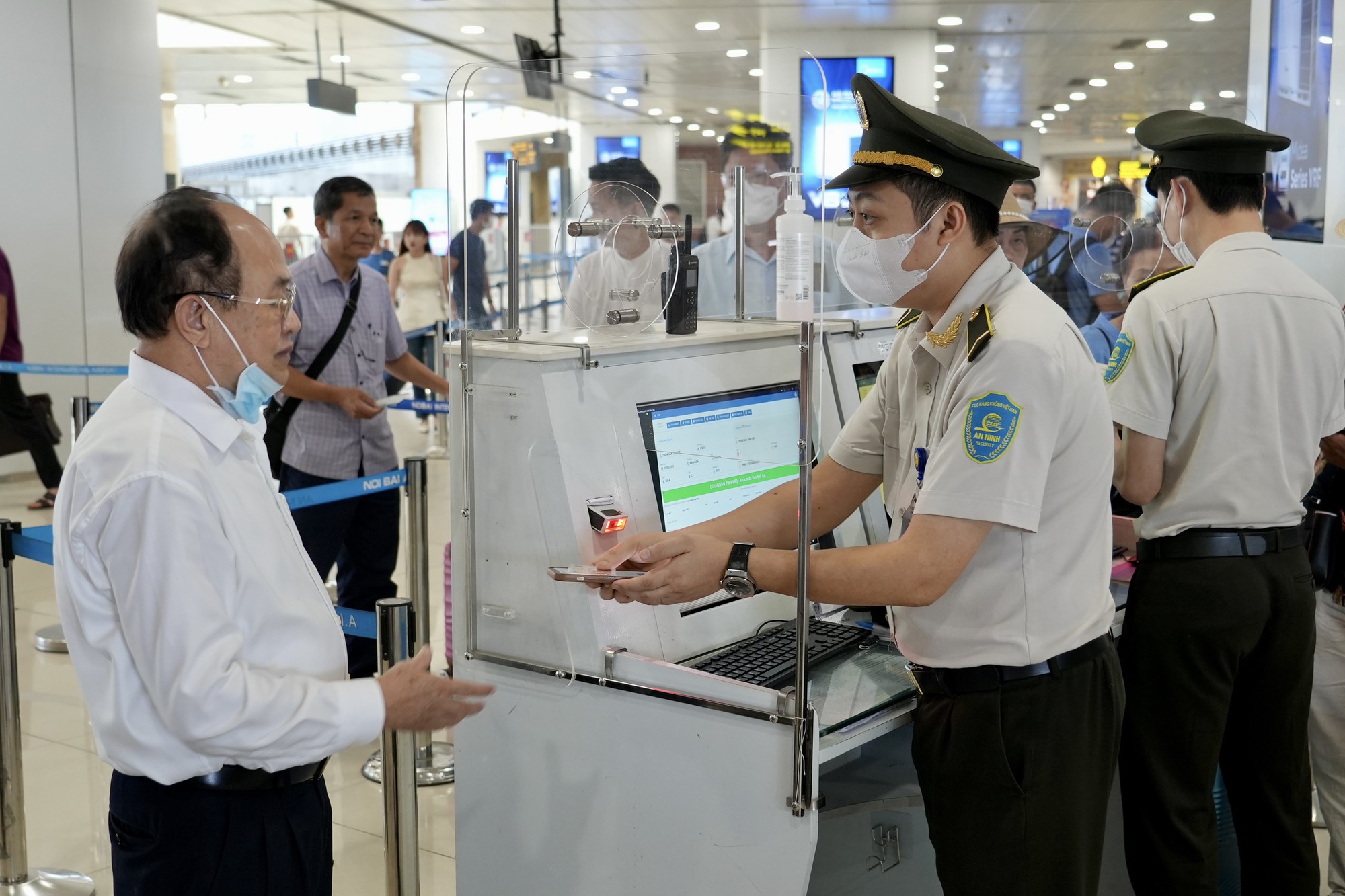 Cận cảnh Cảng hàng không Quốc tế Nội Bài đón lượng khách tăng cao dịp hè - Ảnh 10.