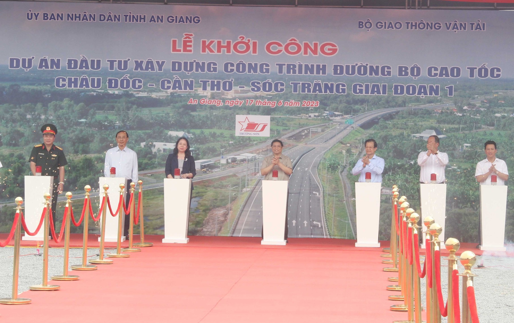 Thủ tướng Chính phủ phát lệnh khởi công cao tốc xuyên 4 tỉnh miền Tây - Ảnh 1.