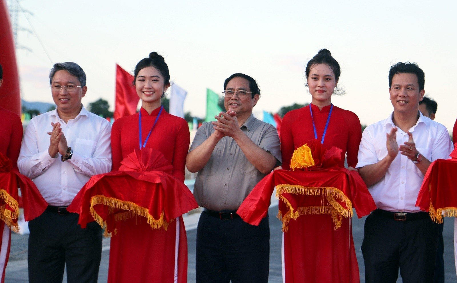 Thủ tướng cắt băng khánh thành 2 dự án cao tốc Bắc – Nam qua Khánh Hòa, Bình Thuận - Ảnh 1.