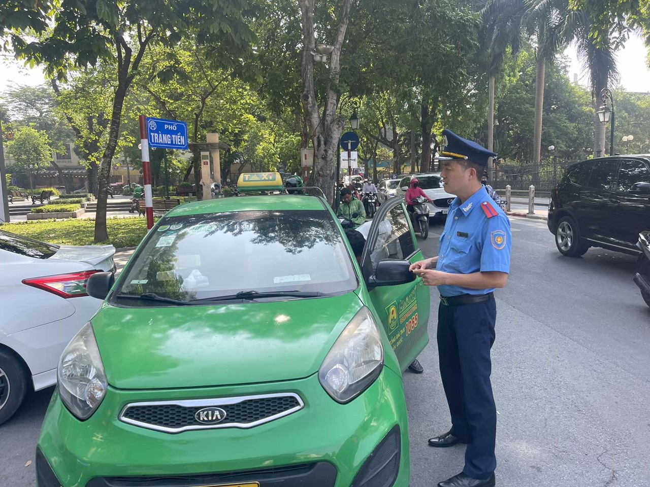 Hà Nội: Thanh tra Sở vào cuộc xử lý xe taxi Sông Hồng dán logo web cá độ (tin truyền thông) - Ảnh 1.
