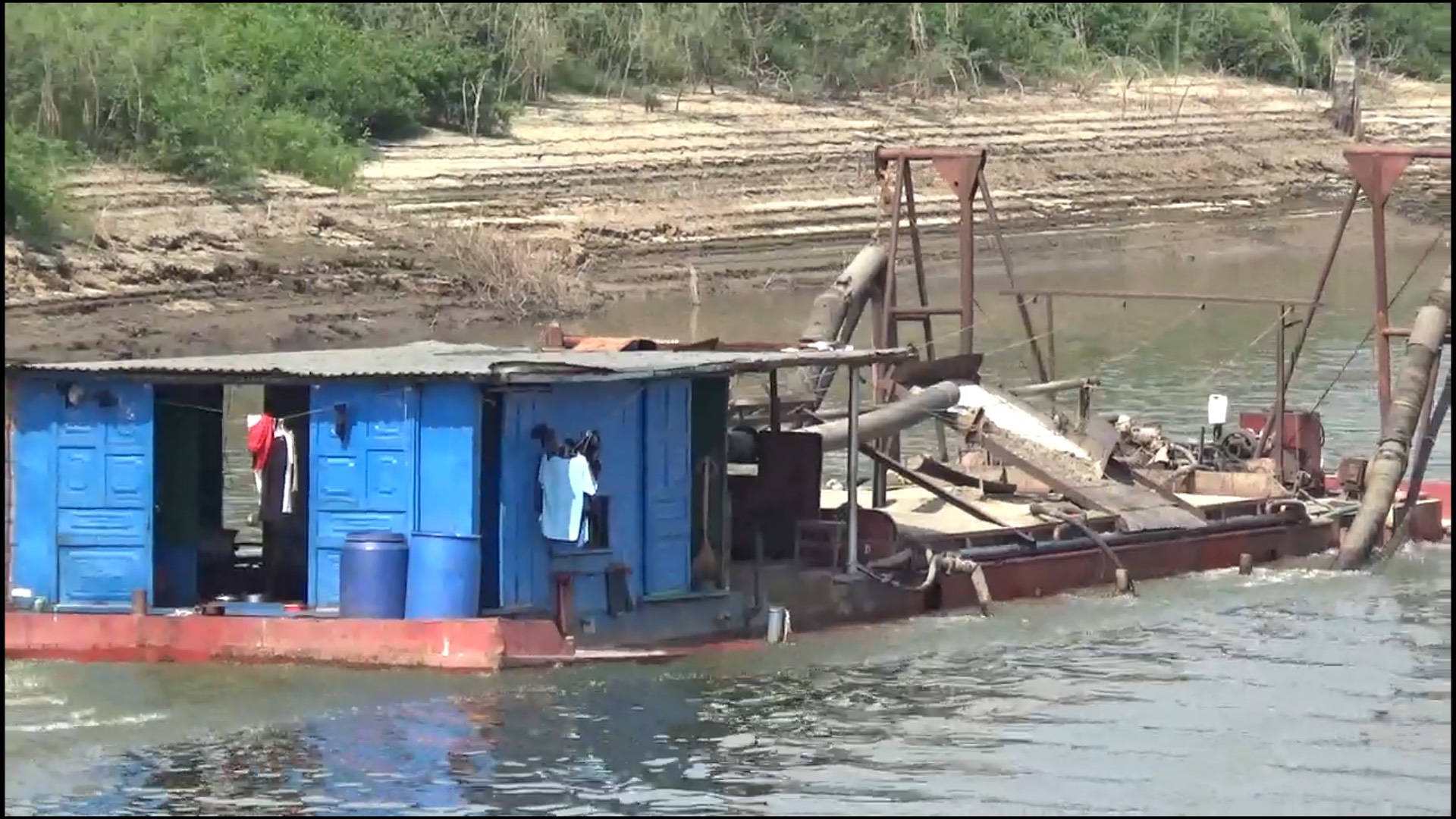 Vụ tàu không đăng kiểm nạo vét cát hồ thủy điện ở Đắk Lắk: Đình chỉ hoạt động của Công ty Sông Hồng  - Ảnh 1.
