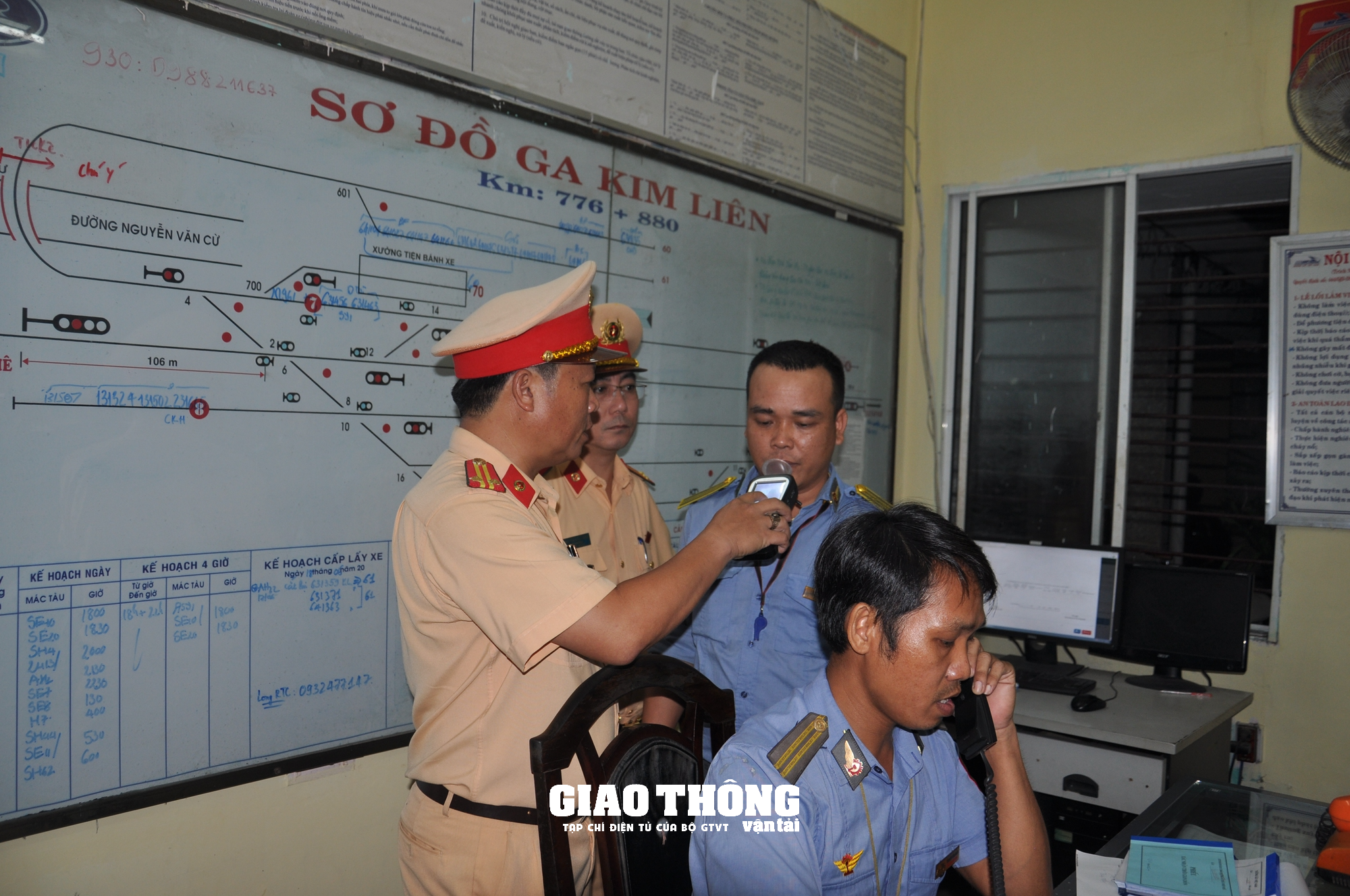 CSGT xuyên ngày đêm kiểm tra nồng độ cồn, ma túy nhân viên đường sắt ở Đà Nẵng - Ảnh 1.