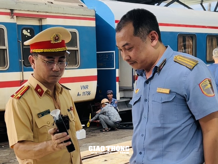 CSGT xuyên ngày đêm kiểm tra nồng độ cồn, ma túy nhân viên đường sắt ở Đà Nẵng - Ảnh 4.
