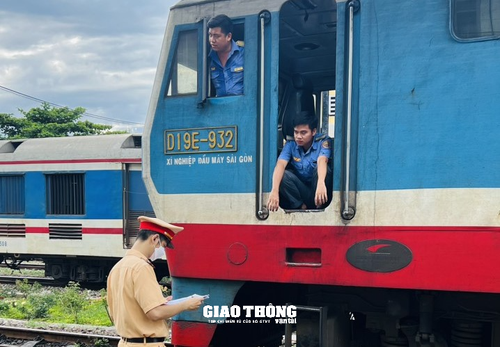 CSGT xuyên ngày đêm kiểm tra nồng độ cồn, ma túy nhân viên đường sắt ở Đà Nẵng - Ảnh 5.