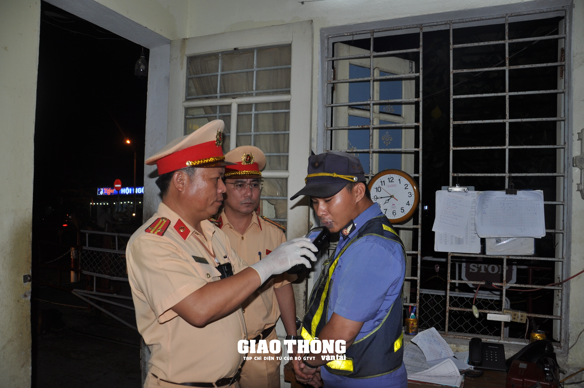 CSGT xuyên ngày đêm kiểm tra nồng độ cồn, ma túy nhân viên đường sắt ở Đà Nẵng - Ảnh 7.