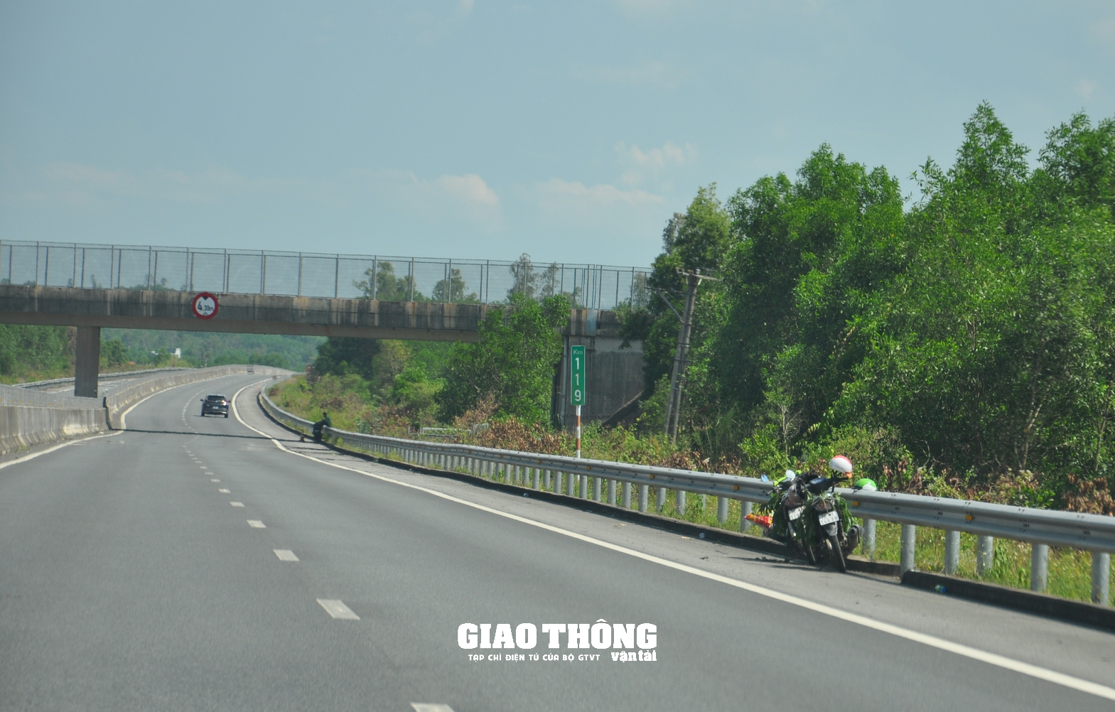 Khắc phục hư hỏng, đảm bảo ATGT tuyến cao tốc Đà Nẵng-Quảng Ngãi - Ảnh 1.