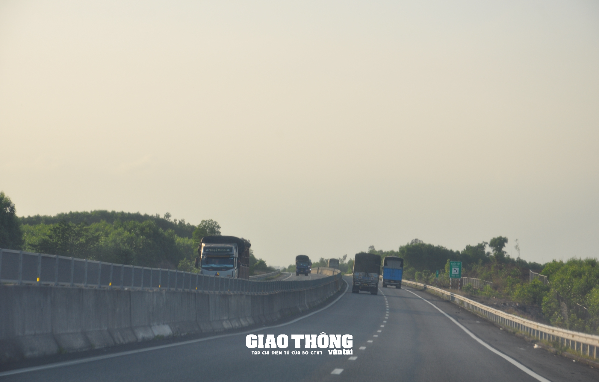 Khắc phục hư hỏng, đảm bảo ATGT tuyến cao tốc Đà Nẵng-Quảng Ngãi - Ảnh 3.