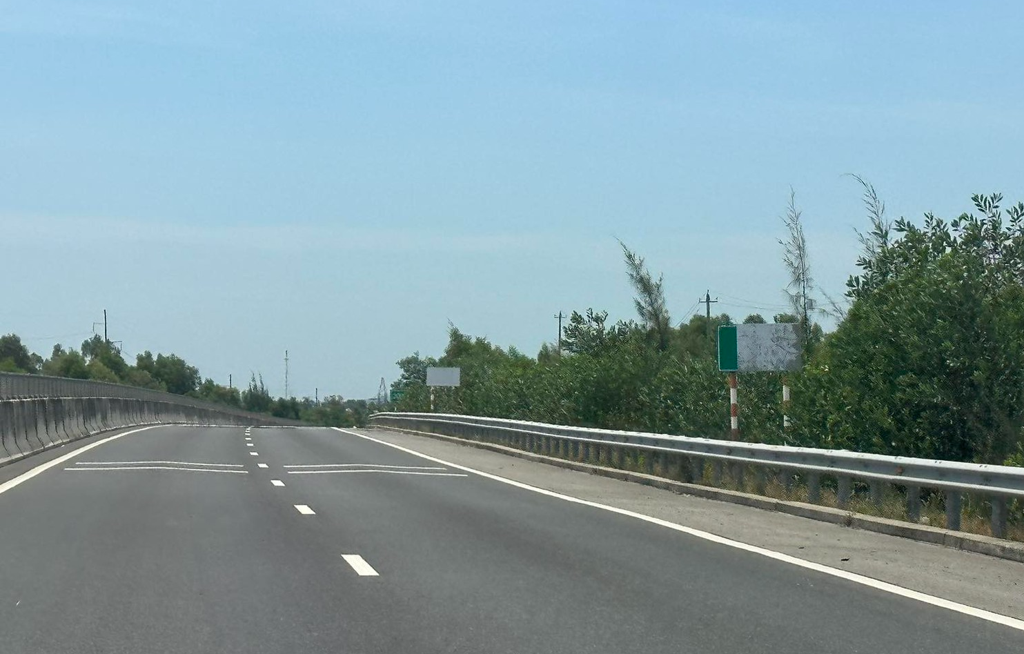 Khắc phục hư hỏng, đảm bảo ATGT tuyến cao tốc Đà Nẵng-Quảng Ngãi - Ảnh 2.