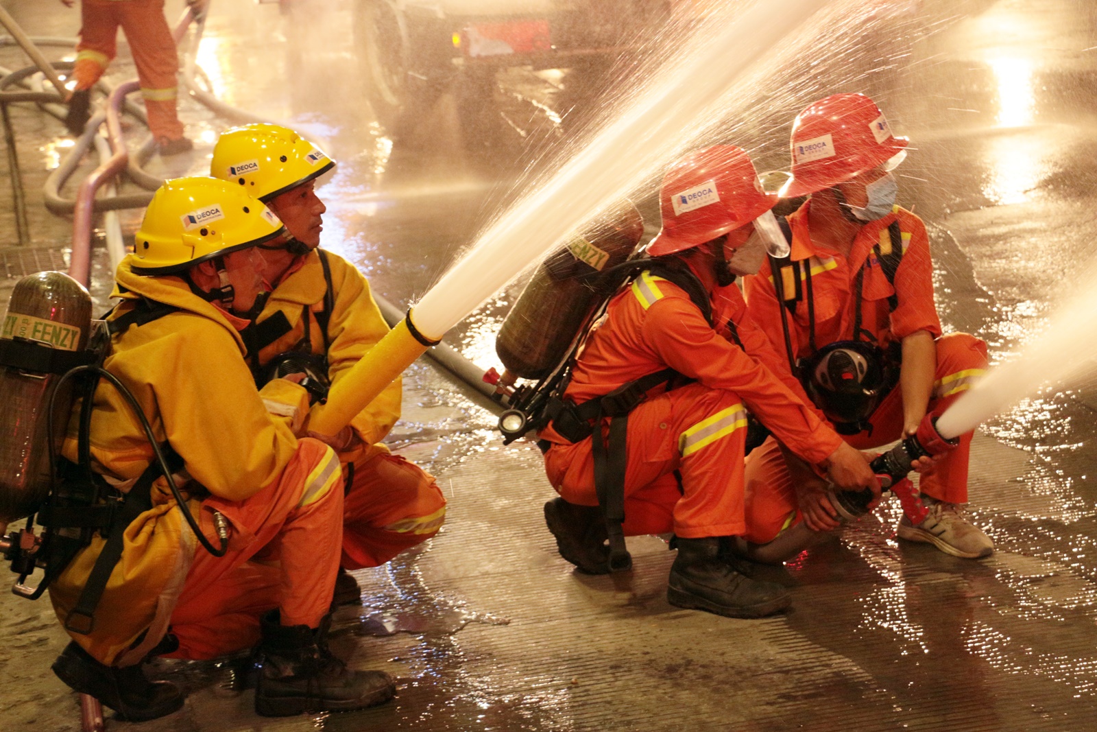 Cận cảnh diễn tập cứu nạn, cứu hộ xe tải bị tai nạn bốc cháy trong hầm Hải Vân - Ảnh 9.