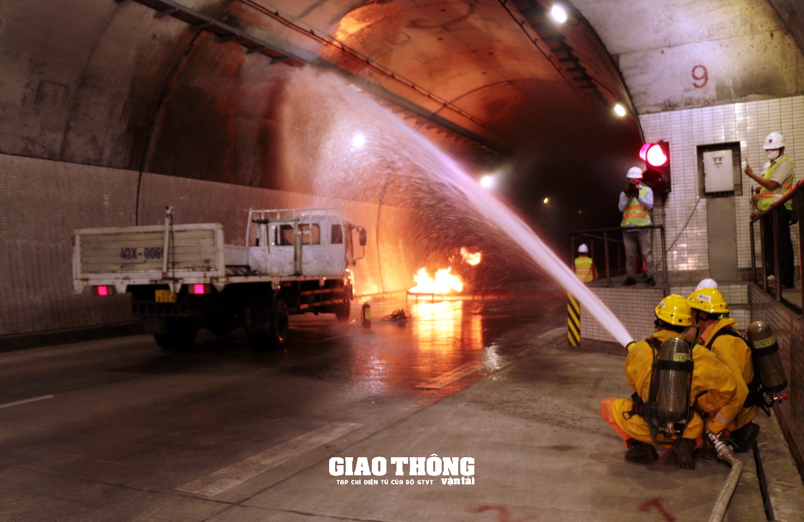 Cận cảnh diễn tập cứu nạn, cứu hộ xe tải bị tai nạn bốc cháy trong hầm Hải Vân - Ảnh 1.