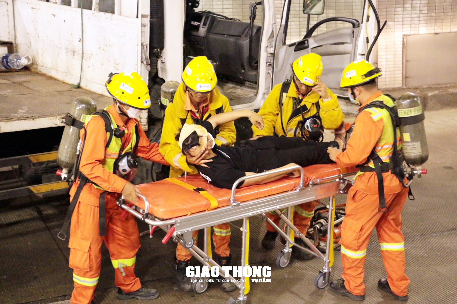Cận cảnh diễn tập cứu nạn, cứu hộ xe tải bị tai nạn bốc cháy trong hầm Hải Vân - Ảnh 4.