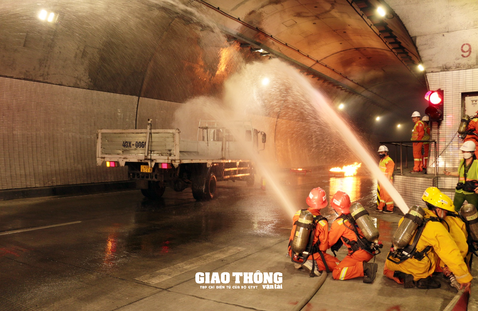 Cận cảnh diễn tập cứu nạn, cứu hộ xe tải bị tai nạn bốc cháy trong hầm Hải Vân - Ảnh 8.