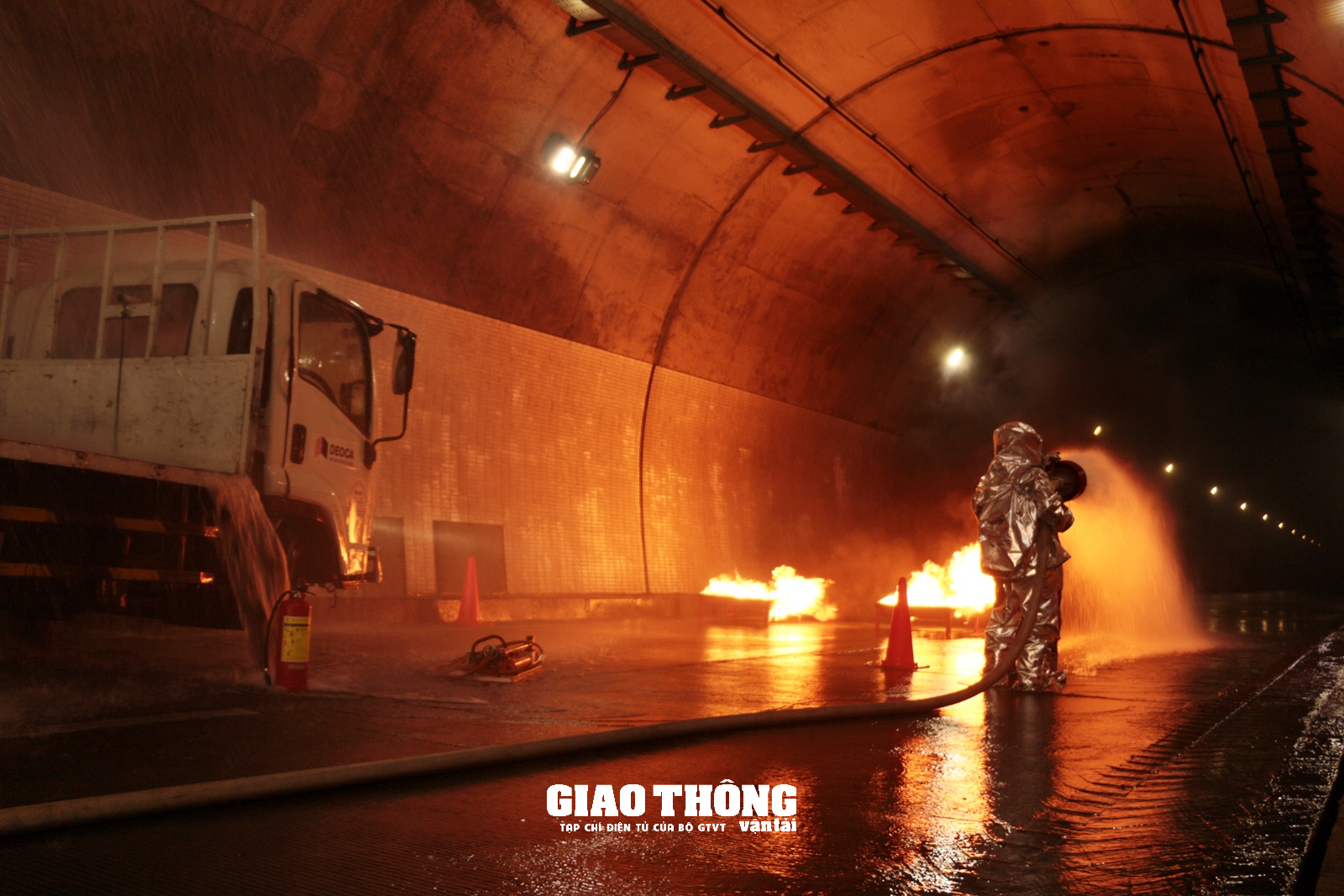 Cận cảnh diễn tập cứu nạn, cứu hộ xe tải bị tai nạn bốc cháy trong hầm Hải Vân - Ảnh 11.
