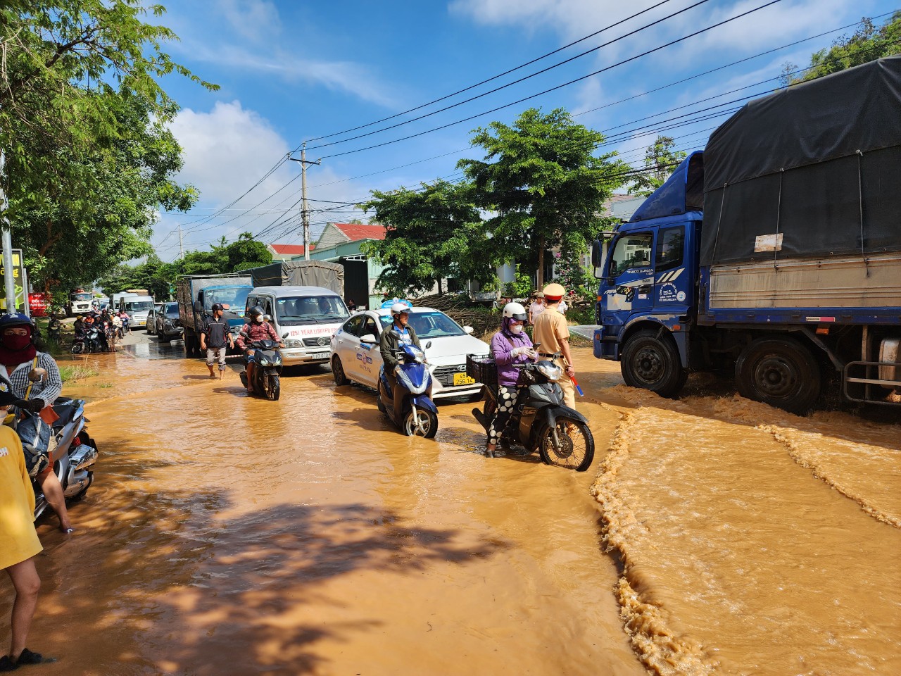 Tuyến QL27 ngập lụt, CSGT Lâm Đồng xắn quần, dầm nước đảm bảo giao thông - Ảnh 3.