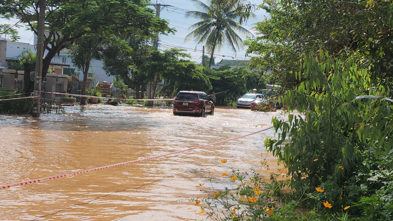 Tuyến QL27 ngập lụt, CSGT Lâm Đồng xắn quần, dầm nước đảm bảo giao thông - Ảnh 4.