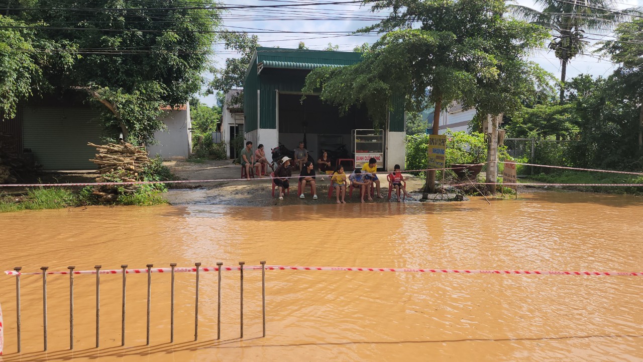 Tuyến QL27 ngập lụt, CSGT Lâm Đồng xắn quần, dầm nước đảm bảo giao thông - Ảnh 9.