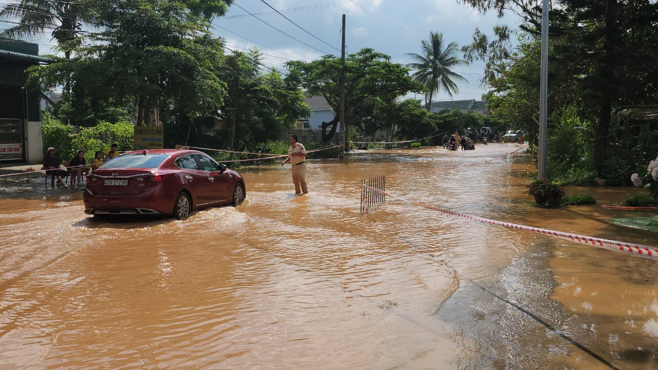 Tuyến QL27 ngập lụt, CSGT Lâm Đồng xắn quần, dầm nước đảm bảo giao thông - Ảnh 1.