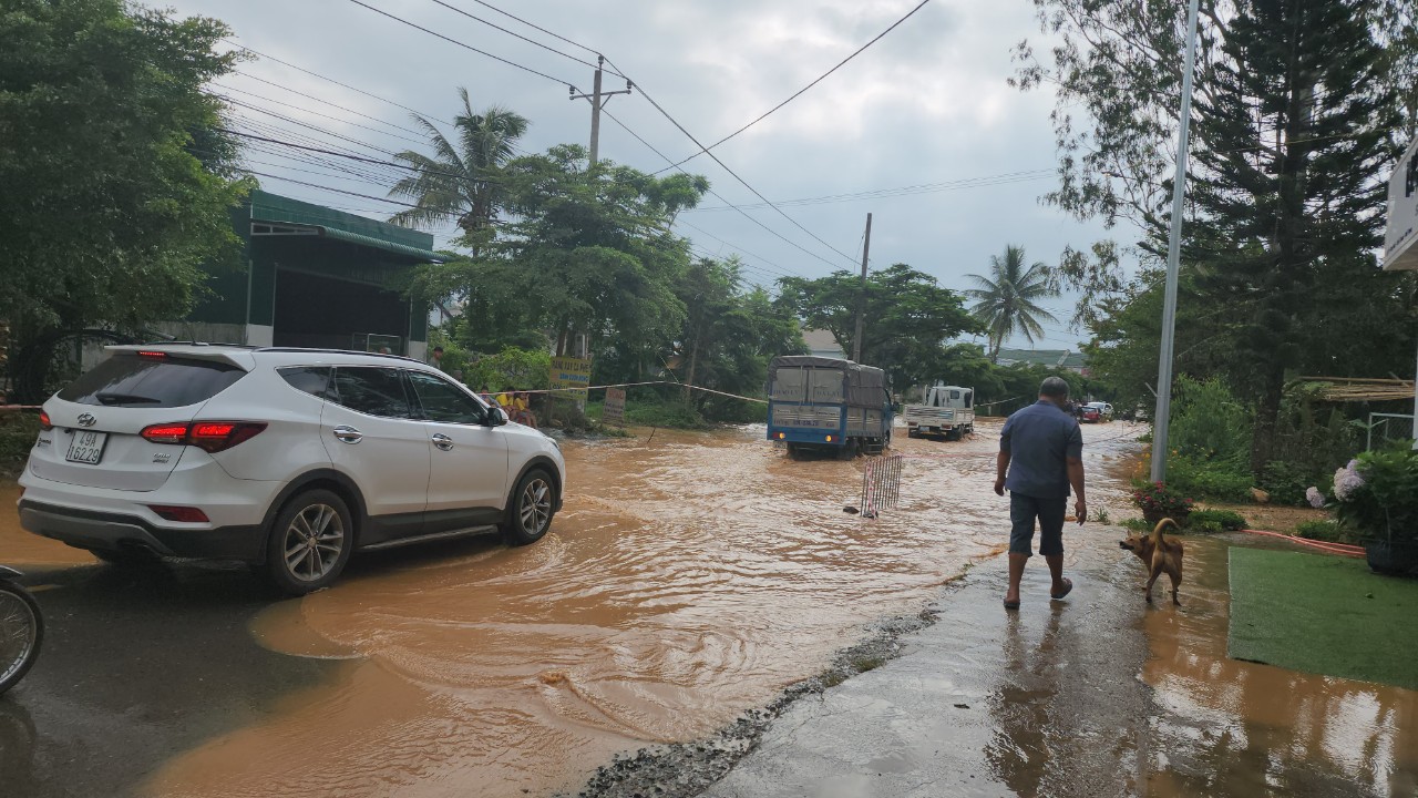 Tuyến QL27 ngập lụt, CSGT Lâm Đồng xắn quần, dầm nước đảm bảo giao thông - Ảnh 5.