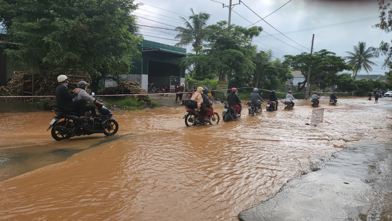 Tuyến QL27 ngập lụt, CSGT Lâm Đồng xắn quần, dầm nước đảm bảo giao thông - Ảnh 2.