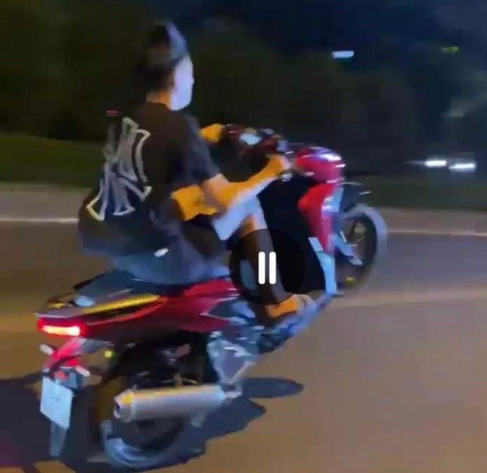Hà Nội: Phạt 7 triệu, chuyển hồ sơ điều tra hình sự thanh niên bốc đầu xe máy  - Ảnh 1.