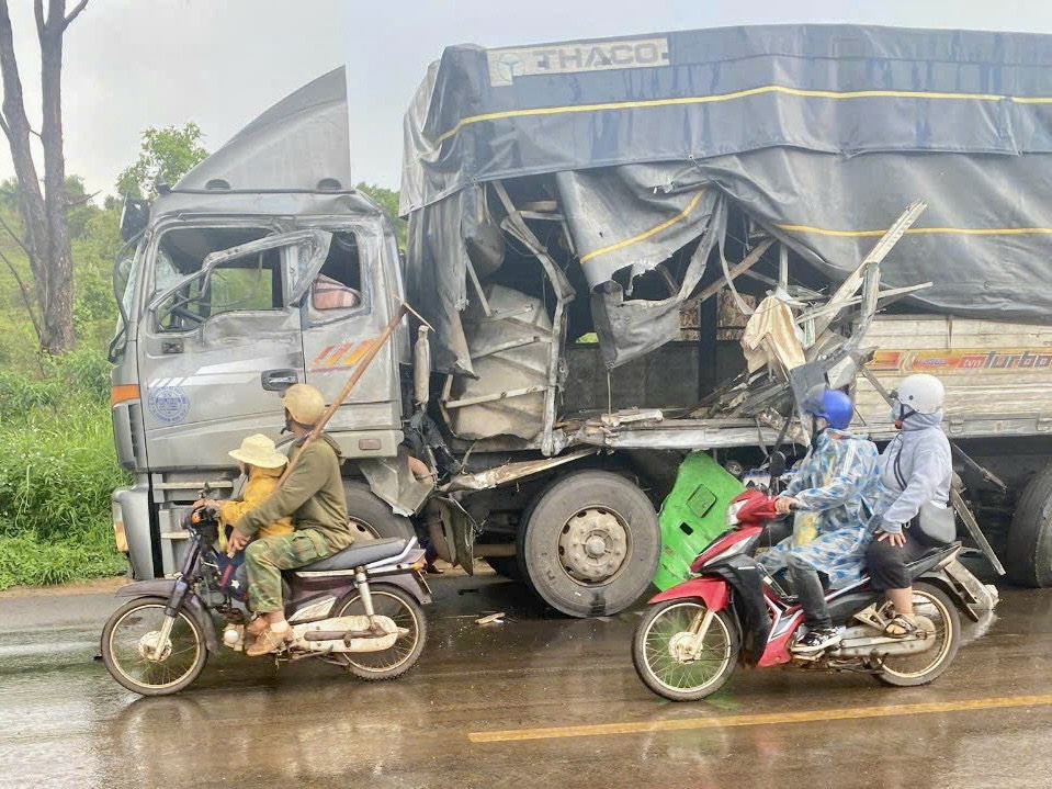 Xe khách tông xe tải, công nông rồi lật nghiêng trên đường Hồ Chí Minh qua Đắk Lắk - Ảnh 3.