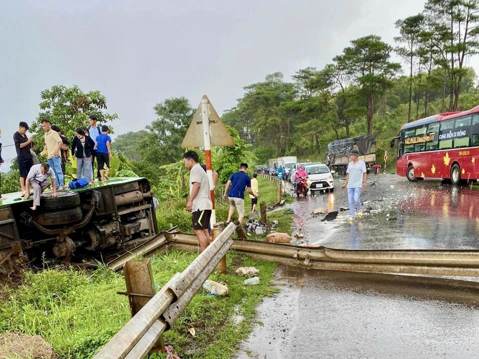 Xe khách tông xe tải, công nông rồi lật nghiêng trên đường Hồ Chí Minh qua Đắk Lắk - Ảnh 1.