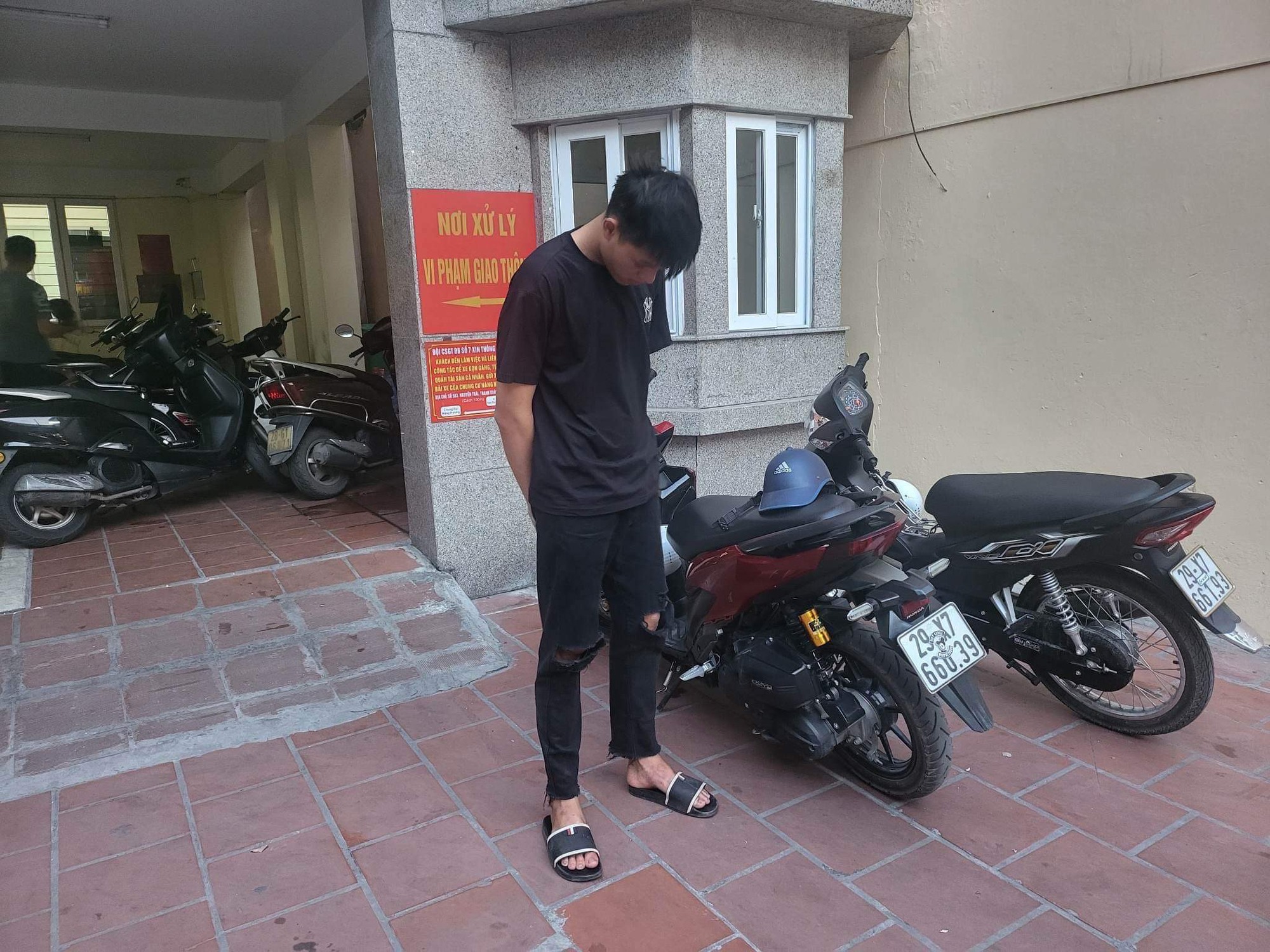 Hà Nội: Tạm giữ 4 &quot;quái xế&quot; vụ thanh niên khoe bốc đầu xe máy trên mạng xã hội - Ảnh 1.