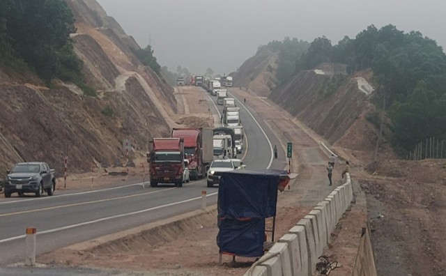 Tránh ùn tắc, xe trên 10 tấn không thể đi vào cao tốc Cam Lộ - La Sơn - Ảnh 1.