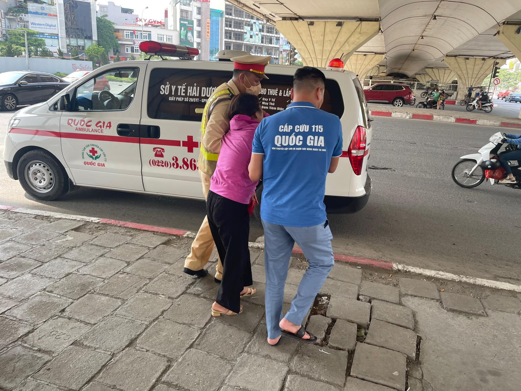 Hà Nội: Chiến sĩ CSGT kịp thời sơ cứu 1 phụ nữ bị say nắng bị ngất ngoài đường - Ảnh 1.