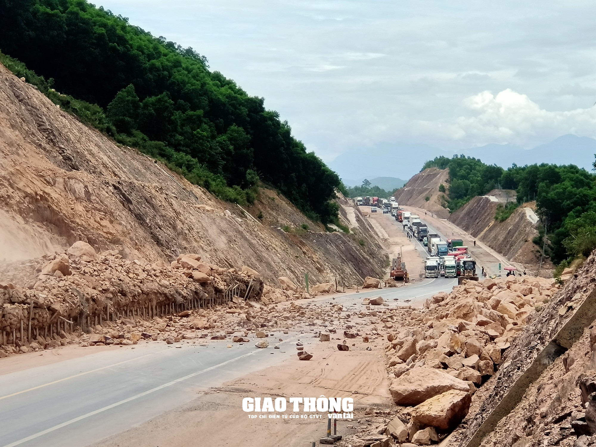 Cận cảnh khắc phục sự cố sạt lở taluy tuyến cao tốc Cam Lộ-La Sơn - Ảnh 1.