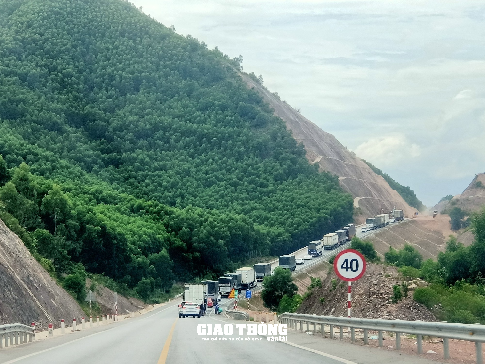Cận cảnh khắc phục sự cố sạt lở taluy tuyến cao tốc Cam Lộ-La Sơn - Ảnh 4.