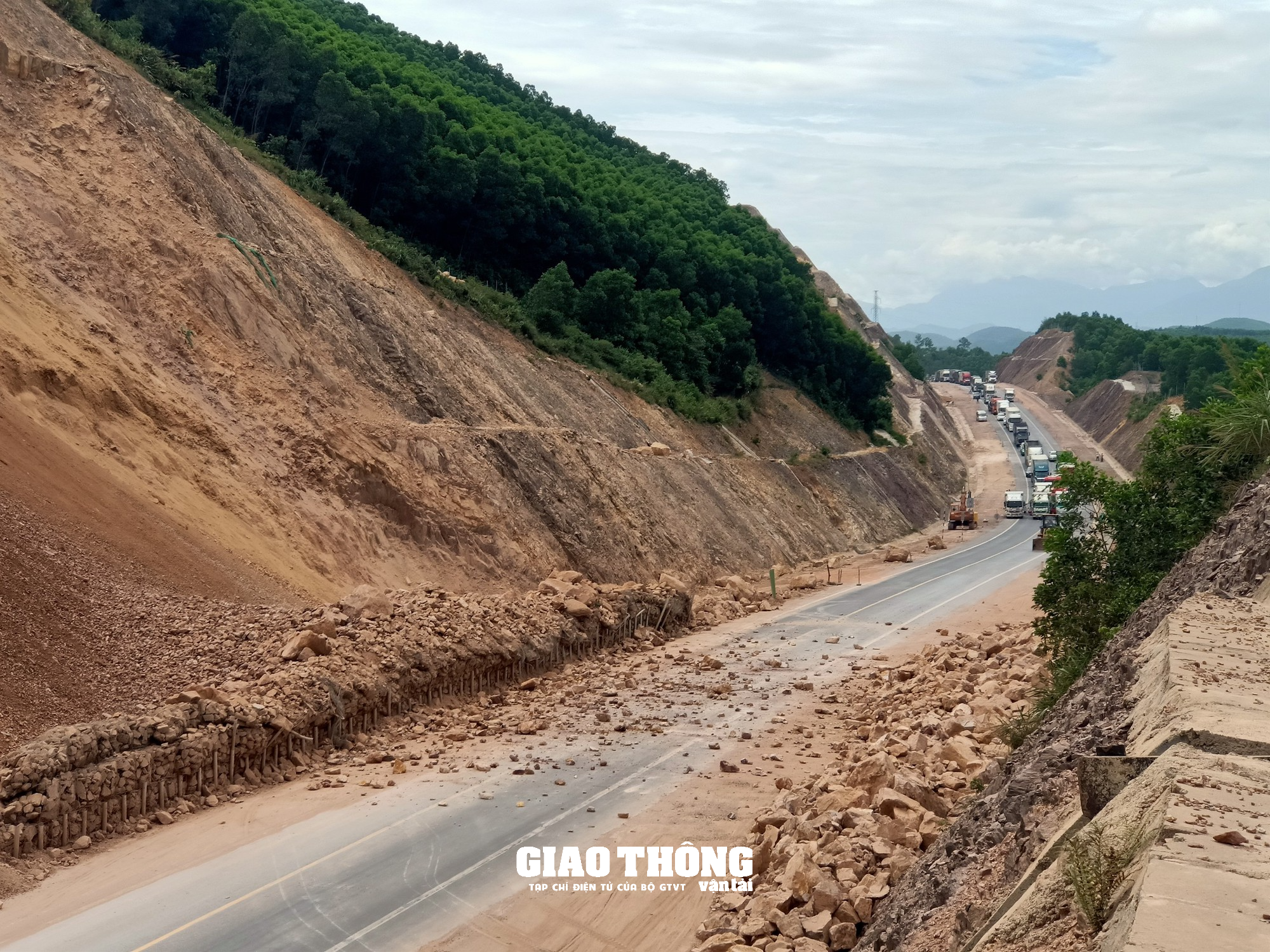 Cận cảnh khắc phục sự cố sạt lở taluy tuyến cao tốc Cam Lộ-La Sơn - Ảnh 6.