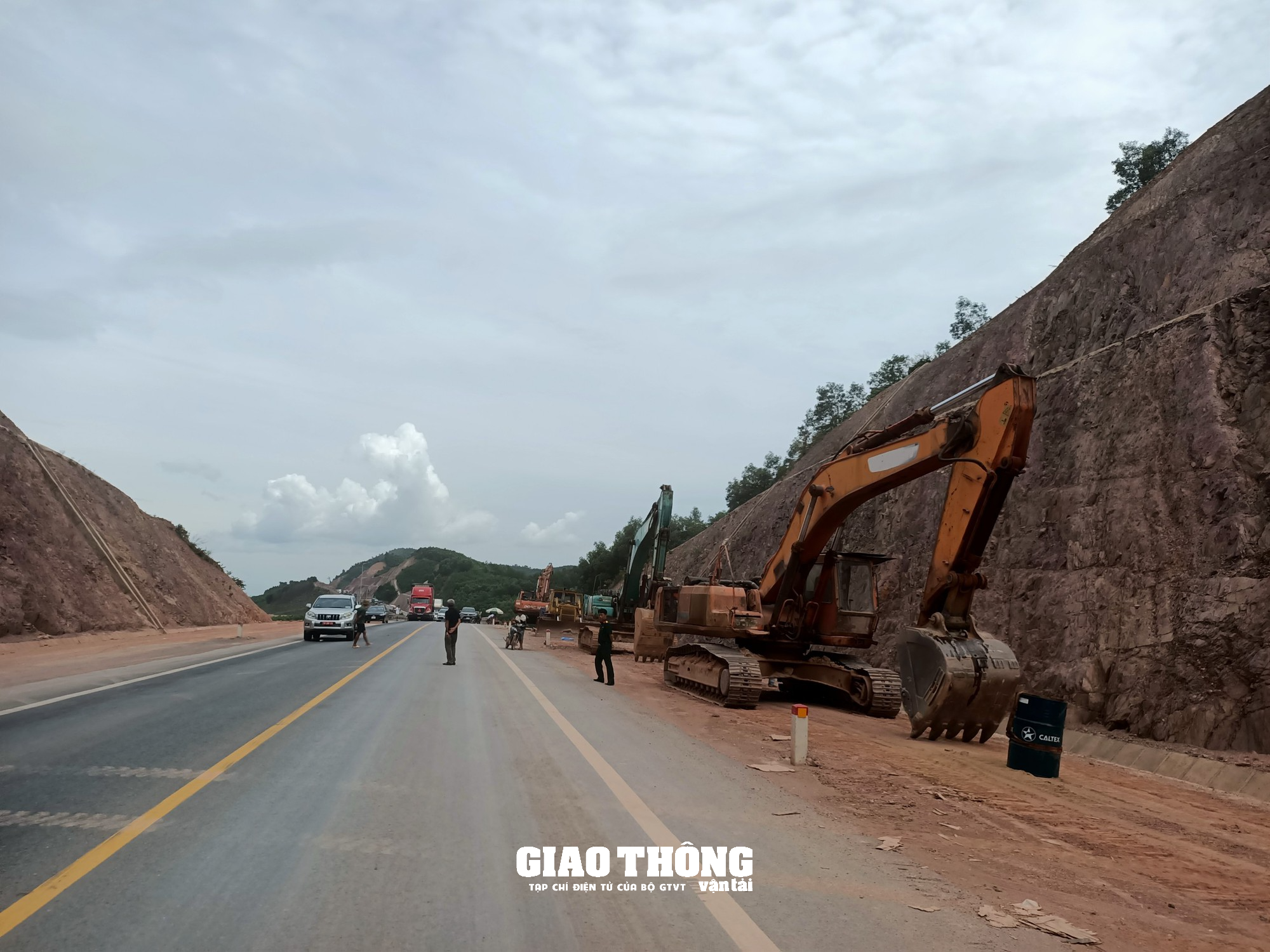 Cận cảnh khắc phục sự cố sạt lở taluy tuyến cao tốc Cam Lộ-La Sơn - Ảnh 10.