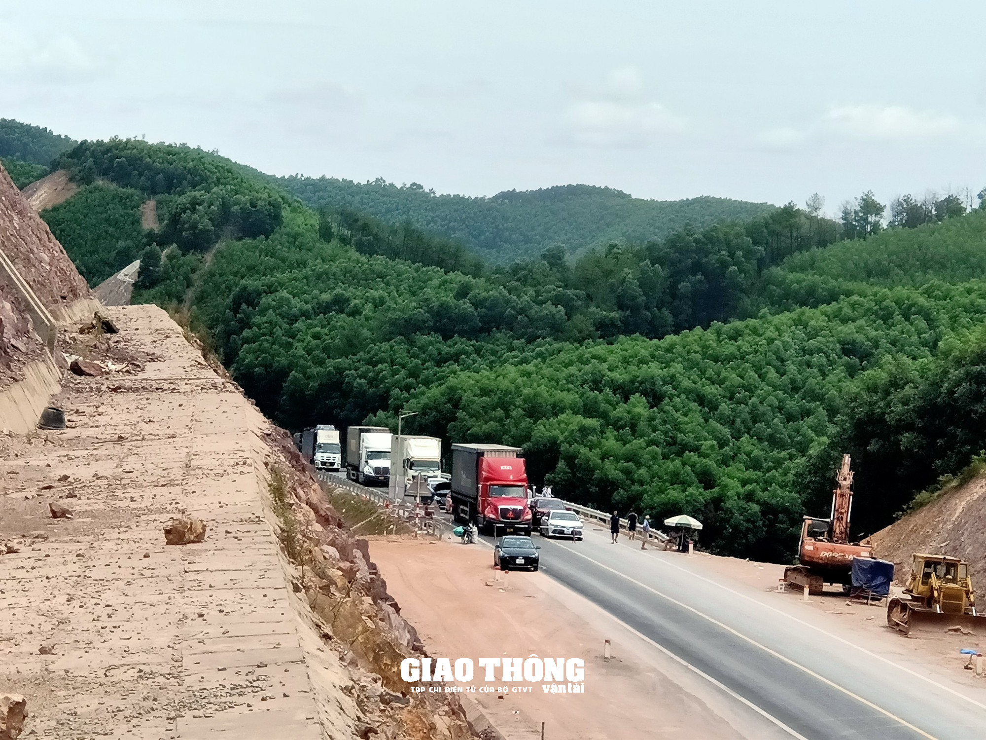 Cận cảnh khắc phục sự cố sạt lở taluy tuyến cao tốc Cam Lộ-La Sơn - Ảnh 11.