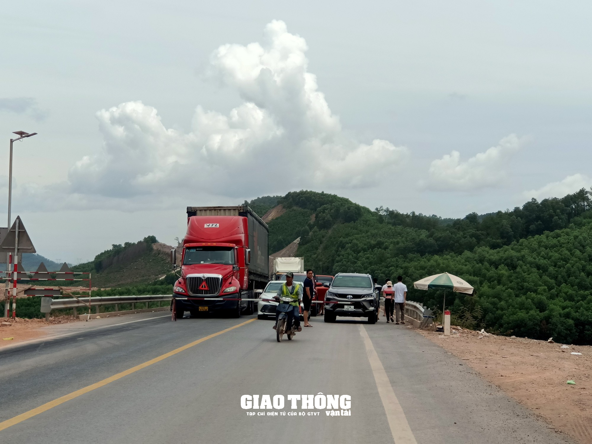 Cận cảnh khắc phục sự cố sạt lở taluy tuyến cao tốc Cam Lộ-La Sơn - Ảnh 12.