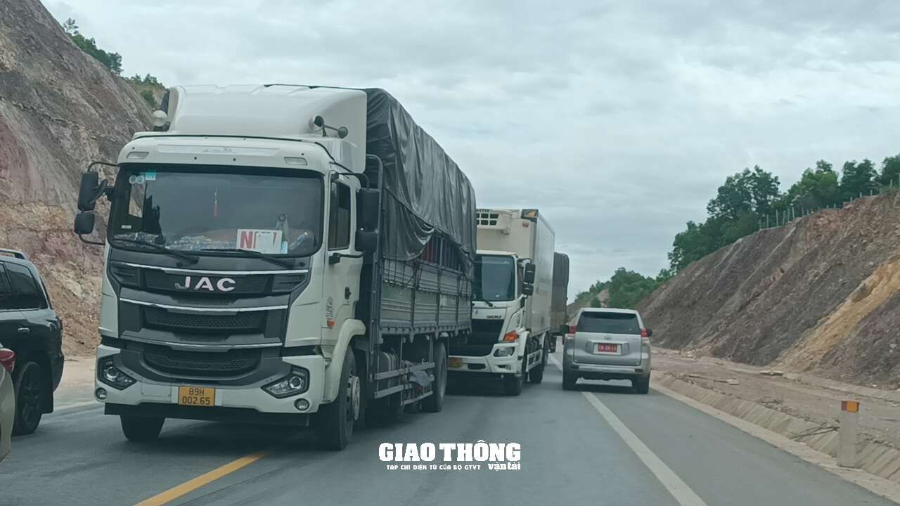 Cận cảnh khắc phục sự cố sạt lở taluy tuyến cao tốc Cam Lộ-La Sơn - Ảnh 14.