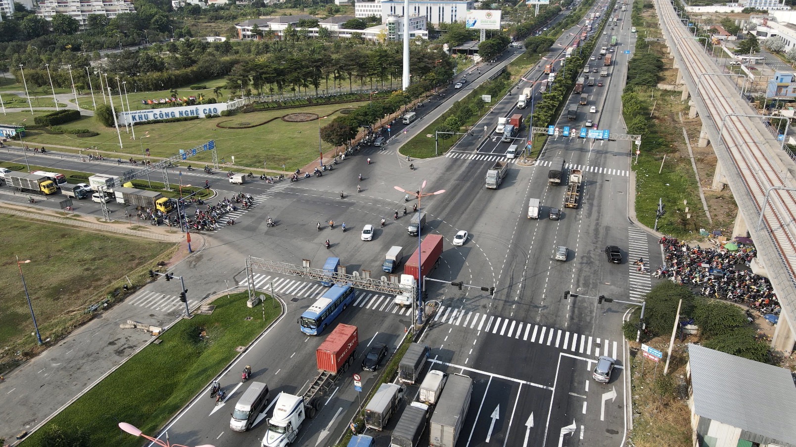 Ảnh: Cận cảnh đường Xa lộ Hà Nội được đổi tên thành đường Võ Nguyên Giáp - Ảnh 8.