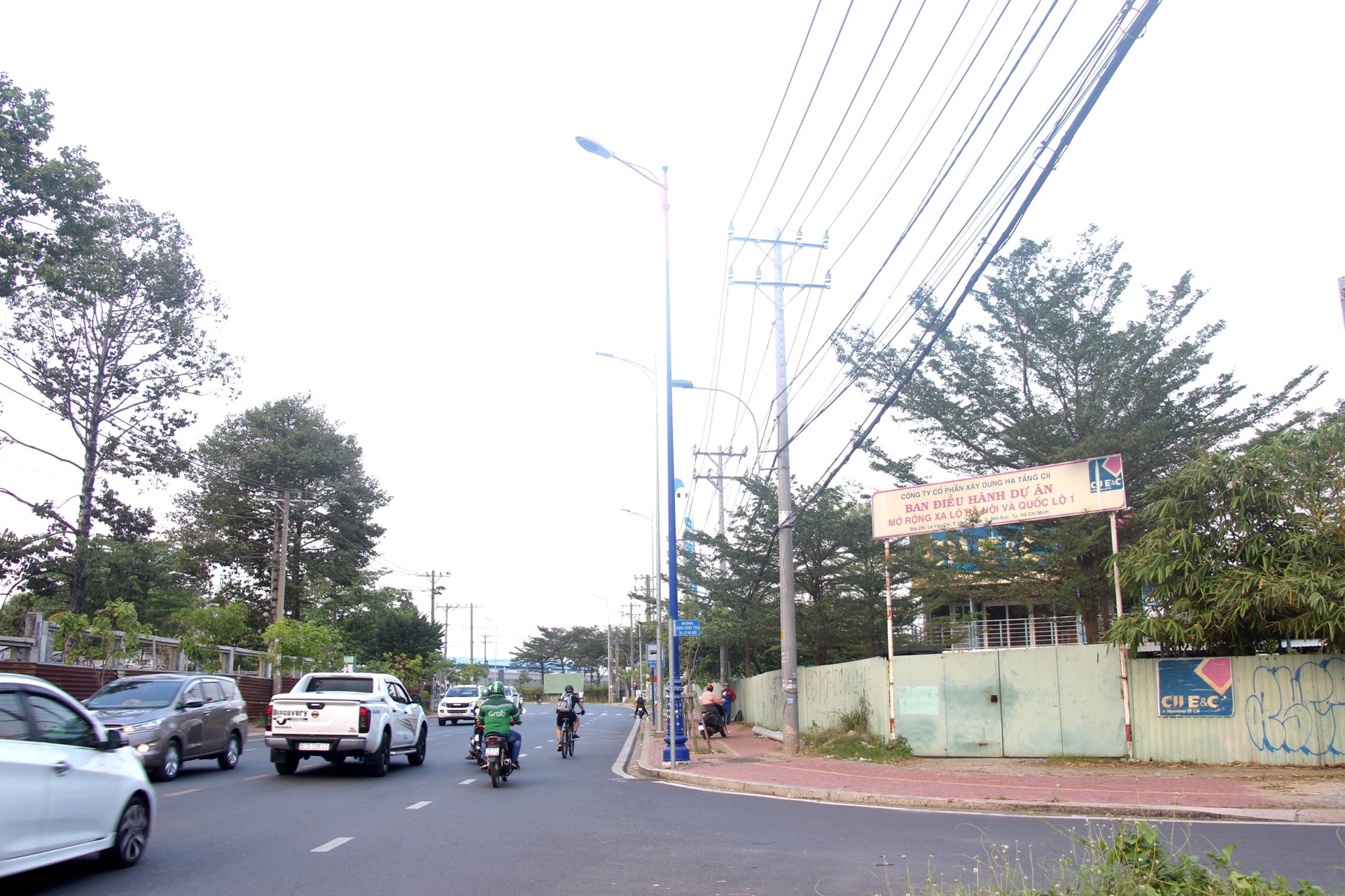 Ảnh: Cận cảnh đường Xa lộ Hà Nội được đổi tên thành đường Võ Nguyên Giáp - Ảnh 3.
