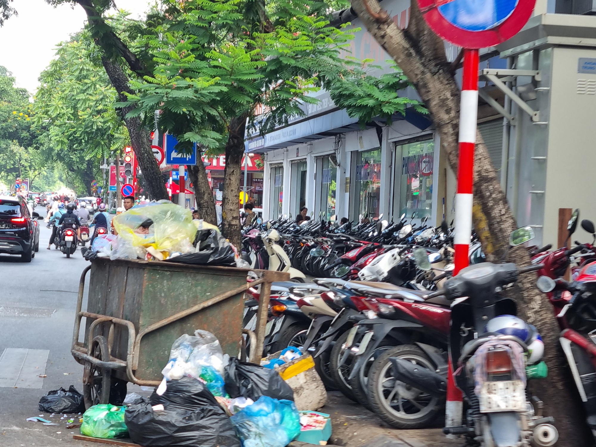 Người đi bộ khó tìm vỉa hè tại phường Nguyễn Du (Hai Bà Trưng – Hà Nội) - Ảnh 5.