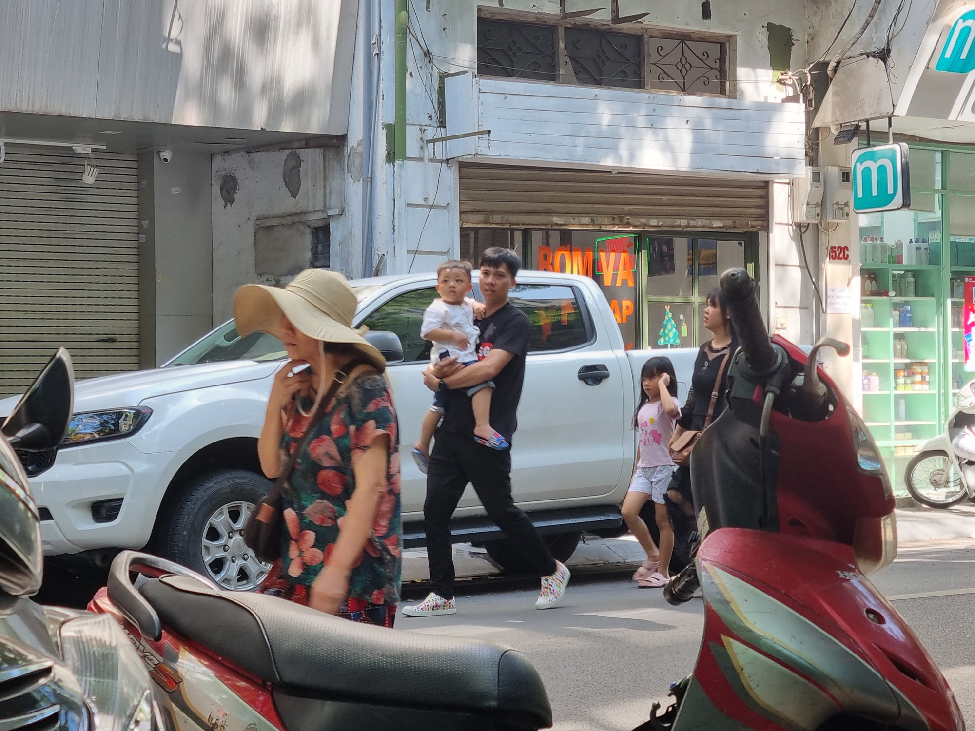 Người đi bộ khó tìm vỉa hè tại phường Nguyễn Du (Hai Bà Trưng – Hà Nội) - Ảnh 3.