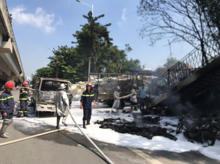 Hà Nội: Cảnh sát điều tra vụ nhiều ô tô và xe máy hư hỏng trong đám cháy phế liệu - Ảnh 1.