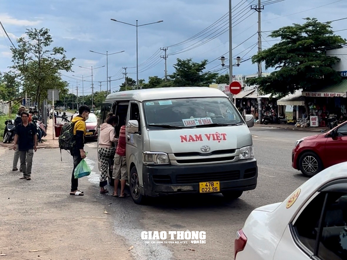 Loạn xe hợp đồng trá hình, xe dù bến cóc ở Đắk Lắk - Ảnh 1.