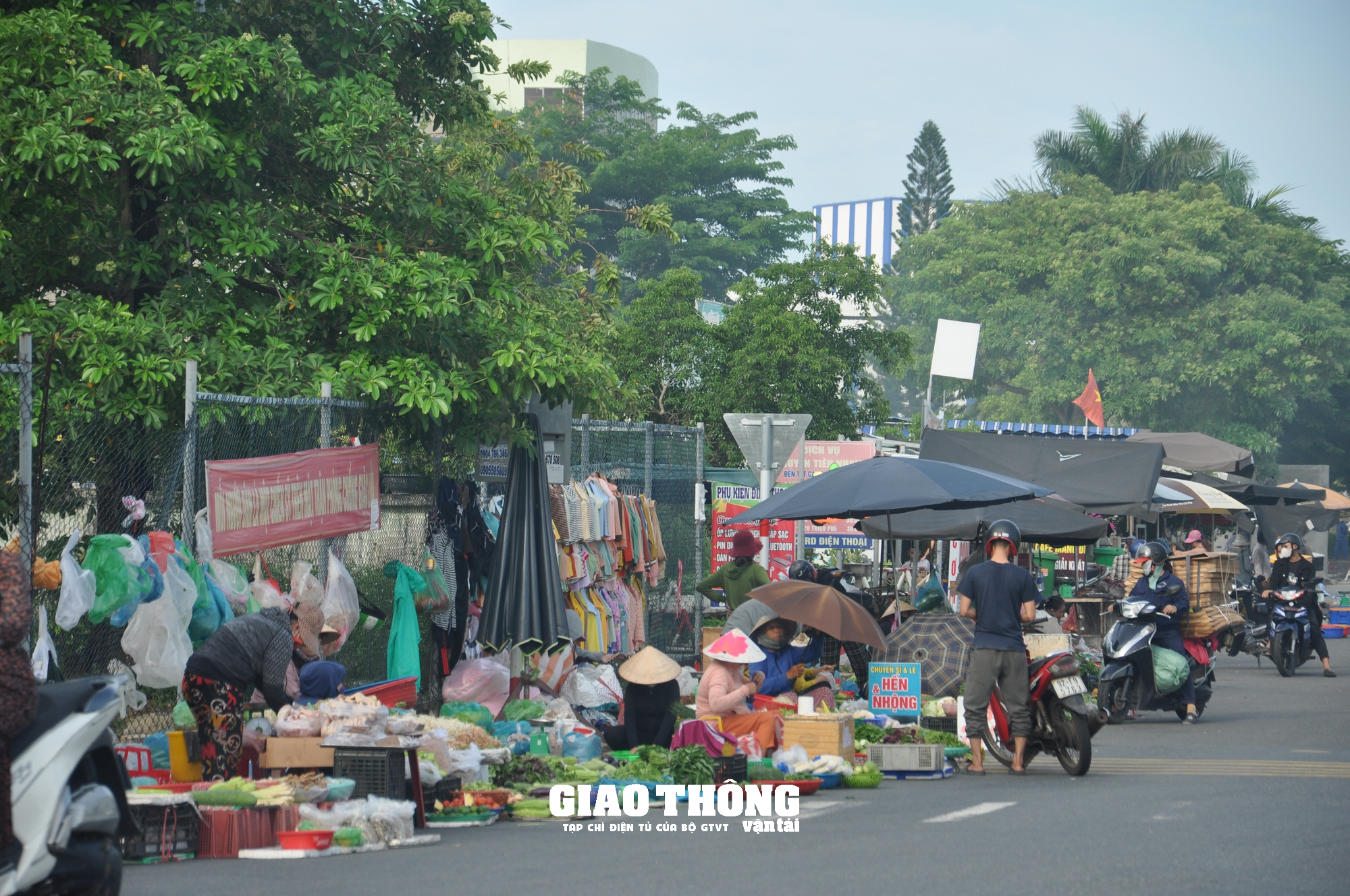 Xử lý chợ cóc, chợ tạm gây mất ATGT tuyến đường nối Đà Nẵng-Hội An - Ảnh 1.