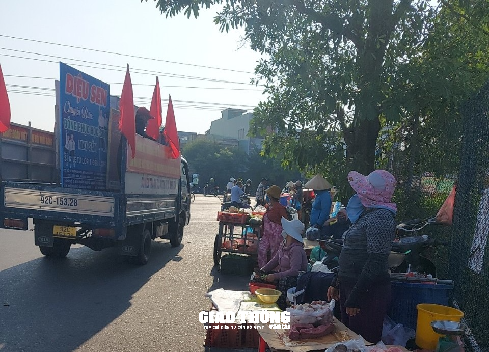 Xử lý chợ cóc, chợ tạm gây mất ATGT tuyến đường nối Đà Nẵng-Hội An - Ảnh 2.