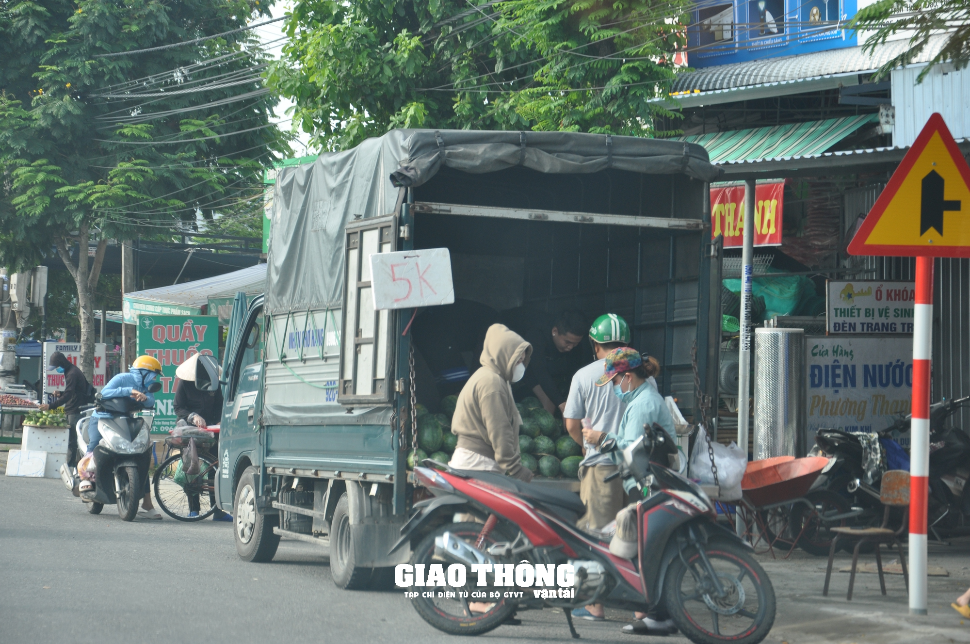 Xử lý chợ cóc, chợ tạm gây mất ATGT tuyến đường nối Đà Nẵng-Hội An - Ảnh 4.