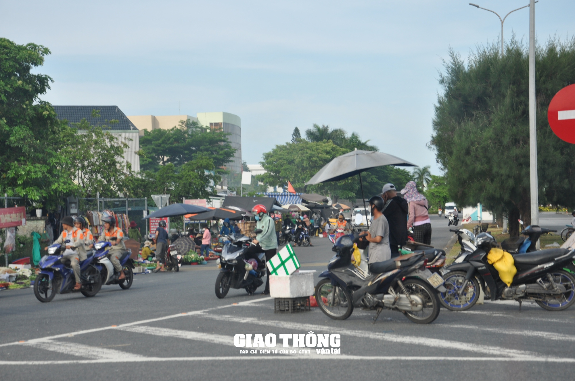 Xử lý chợ cóc, chợ tạm gây mất ATGT tuyến đường nối Đà Nẵng-Hội An - Ảnh 7.